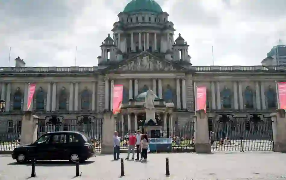 belfast-black-taxi-city-hall
